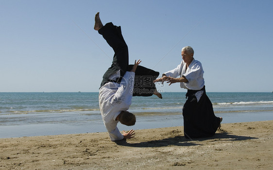 海滩上的合木道海洋成人操作格斗男人武士说明瞳孔专注运动图片