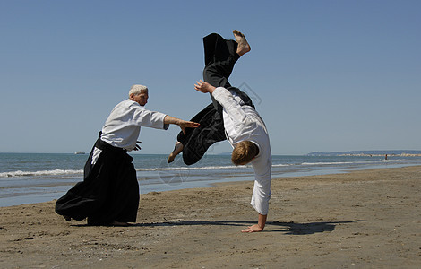 海滩上的合木道成人操作武士格斗瞳孔男人专注运动训练说明图片