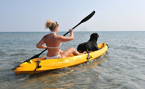 与以物配女的行动黑色黄色金发海滩宠物孤独海洋女士假期图片