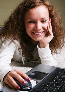 带电脑的女孩女性青年女士会议职业学生膝盖笔记本互联网专注图片