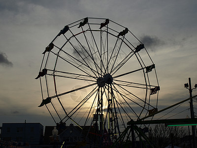 沿着沙滩假期城市车轮日落游客游乐场公园圆形娱乐摩天轮图片