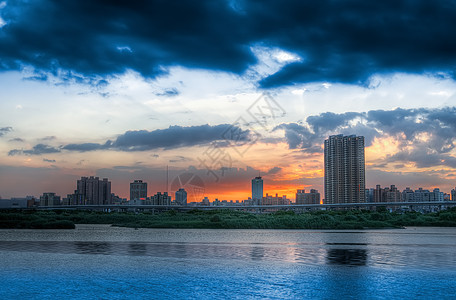 城市之夜与河流旅游港口办公室天空日落摩天大楼市中心反射海港游客图片