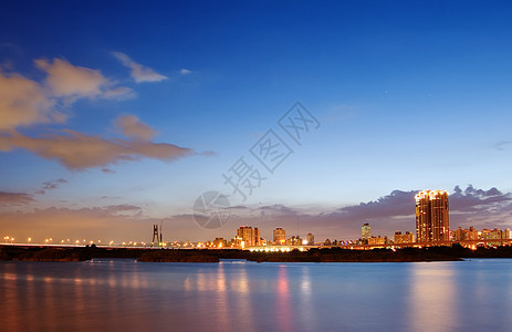 城市之夜与河流地标市中心公寓旅行日落游客港口旅游景观反射图片