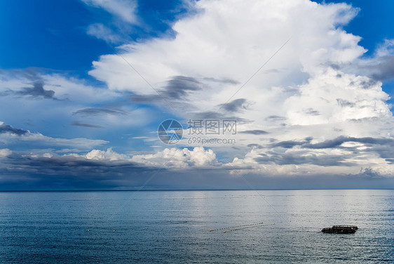 渔船在海上捕鱼渔夫天空运输海洋海岸线旅行发动机支撑生活反射图片