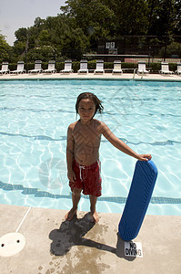小男孩在社区游泳池玩得开心童年游泳水池生活孩子微笑闲暇孩子们膀子假期图片