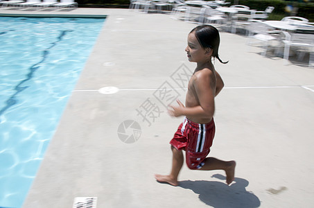 小男孩跳进游泳池生活水池假期乐趣童年孩子们游泳孩子游泳者闲暇图片