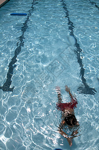 小男孩 学会游泳游泳者水池假期孩子童年生活孩子们闲暇乐趣背景图片
