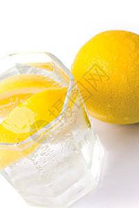 水和柠檬饮料玻璃液体冻结茶点苏打精神飞溅白色补品图片
