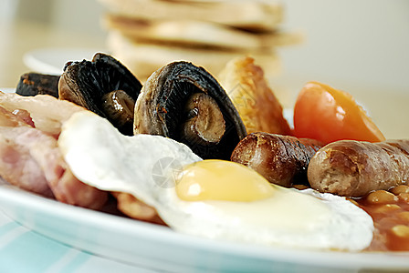 英式早餐英语房间豆子黑色熏肉鸡蛋香肠布丁背景图片