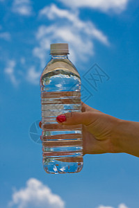 水瓶天空瓶子水滴蓝色溪流茶点生态饮料飞溅口渴图片