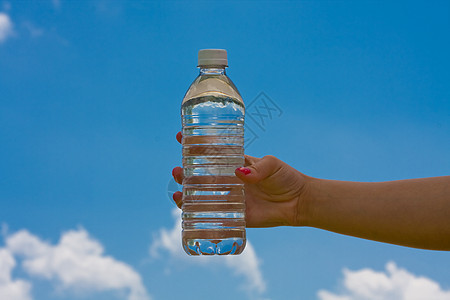 水瓶天空饮料飞溅溪流茶点蓝色生态水滴口渴瓶子图片