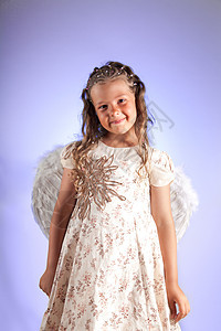 长着猪尾发型和天使翅膀的可爱小女孩图片