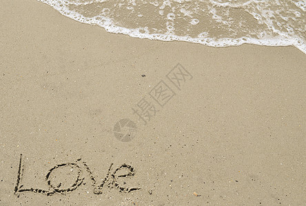 爱在沙沙中与海浪一起写作贝壳海滩泡沫海洋电子岩石背景图片