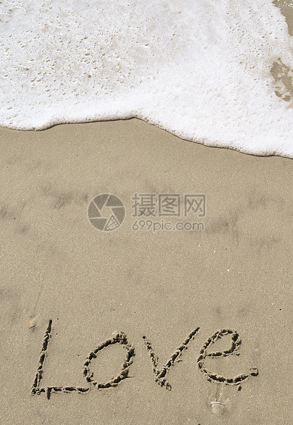 爱在沙沙中与海浪一起写作贝壳岩石海滩泡沫海洋电子图片