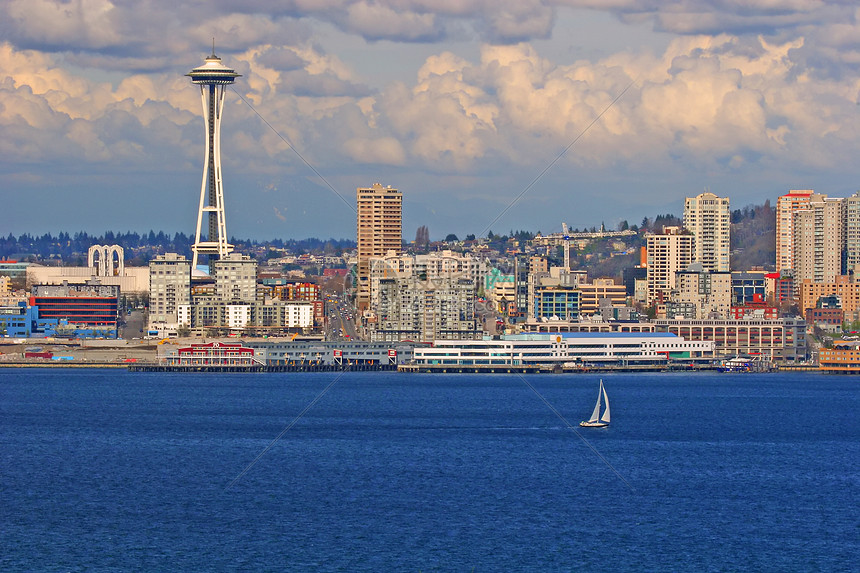 西雅图和游艇天际景观建筑物市中心摩天大楼巡航海岸蓝色建筑学天空图片