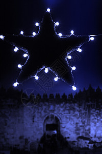 圣诞明星天际天空灯泡街道装饰插座市中心城市剪影星星背景图片