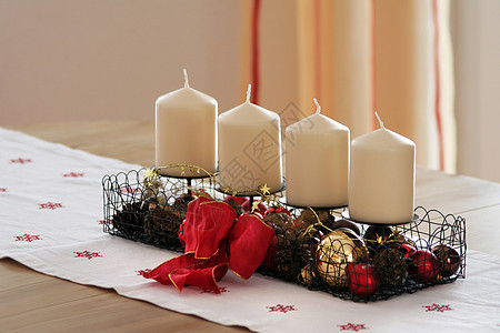 圣诞节装饰手工业时候木头桌子花圈蜡烛灯芯图片