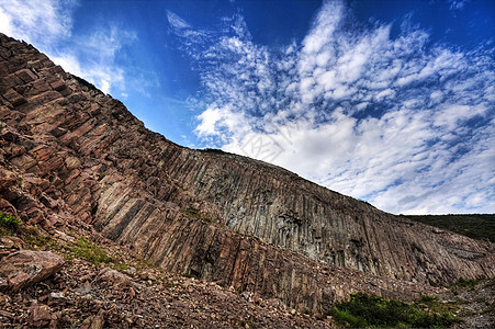 山地蓝天空悬崖旅行编队沙漠吸引力游客蓝色岩石天空砂岩图片