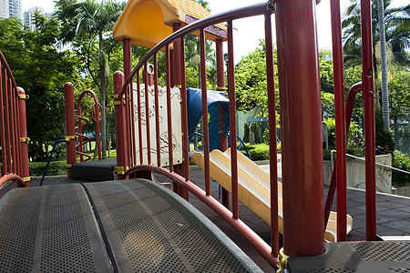 游戏场玩具骑术跷跷板花园登山者操场楼梯民众天空童年图片