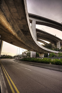 高速公路环形路口天空旅行车辆城市车道交通出口烟雾背景图片