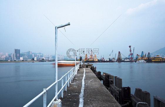 杜奇城附近的雾海中弃置的码头风景地平线薄雾建筑天桥情绪全景禅意行人蓝色图片