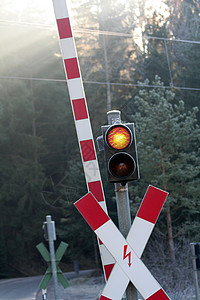 铁路其他金属交通民众警告穿越概念冻结基础设施旅行红色背景图片