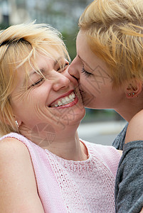 年轻女孩亲吻母亲 情感背景