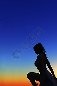 妇女与沙漠日落的例证背景图片