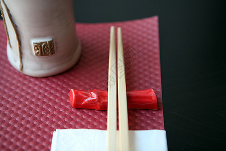 亚洲地点设置风格装饰文化寿司传统用具木头桌子粉色筷子图片