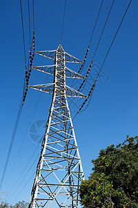 在天空背景上支持高空输电线路的钢铁支持电压网络工业铆钉框架桅杆导体活力灰色高架图片