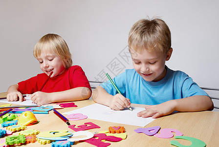 小学的绘画课课程学校房间桌子瞳孔同学小学生课堂荧光笔孩子教育图片