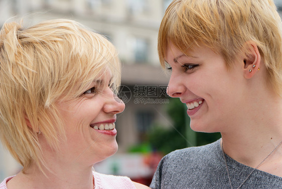 带着母亲的年轻快乐女孩妈妈老年帮助家庭拥抱微笑乐趣友谊女性女儿图片