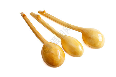 白色背景的三木木勺子抛光厨房用具民间黄色纪念品文化乡村金子木头图片