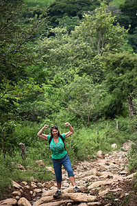 哥斯达黎加女性漫步者在一条崎岖的生锈小径上移动图片