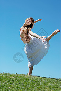 户外快乐的年轻女孩成人天空喜悦蓝色自由幸福休闲活动黑发行动图片