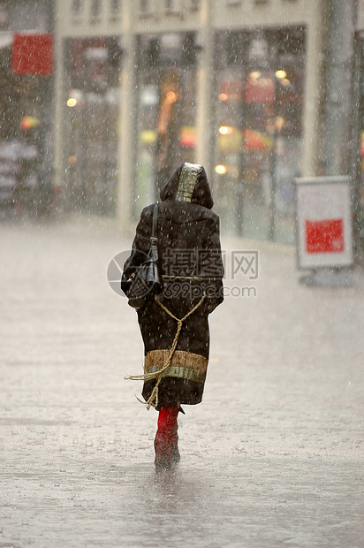 女人在雨中孤独城市外套淋浴风暴成人街道薄雾天气图片