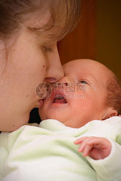 母亲亲吻婴儿活力成人孩子分娩鼻子金发父母家庭妈妈边缘图片