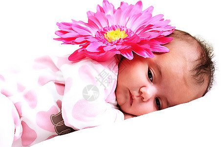 新生女婴平和 有粉红色大花朵在她身上图片