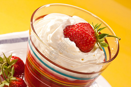 草莓菜盘子鞭打奶油水果食物甜点图片