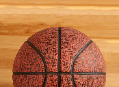 硬木法院地板上的篮球图片