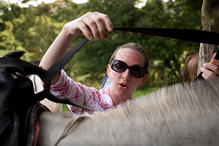 哥斯达黎加有马的旅游者动物哺乳动物骑士眼睛白色牧场女士女性绳索旅游图片