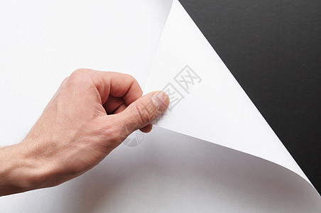 纸和手笔记床单卷曲车削商业文档黑色杂志手指角落背景图片