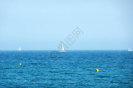在布赖顿海岸的海上帆船运输旅行海景海浪地平线天空风帆波浪海洋蓝色图片