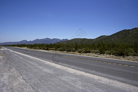 清空高速公路和黄色条纹图片