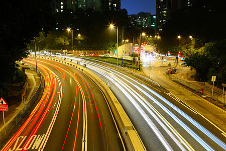 夜间与城市交接蓝色旅行公共汽车驾驶街道市中心景观建筑交通速度图片