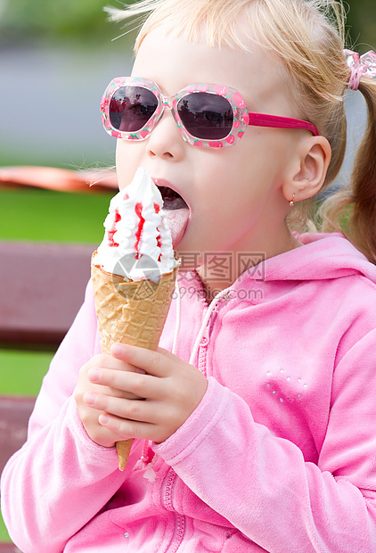 吃冰淇淋的小女孩 吃冰淇淋的小女孩甜点婴儿垃圾金发女郎童年乐趣喜悦小吃孩子金发图片