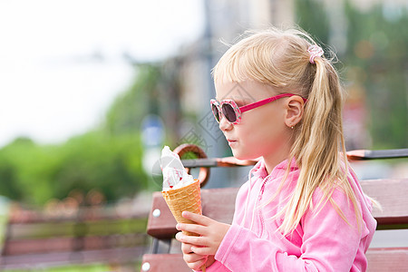 吃冰淇淋的小女孩 吃冰淇淋的小女孩婴儿乐趣小吃童年女孩金发女郎食物甜点垃圾嘴唇图片