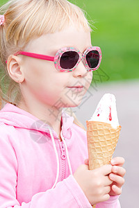 吃冰淇淋的小女孩 吃冰淇淋的小女孩小吃孩子甜点金发女郎乐趣女孩嘴唇垃圾金发奶油图片