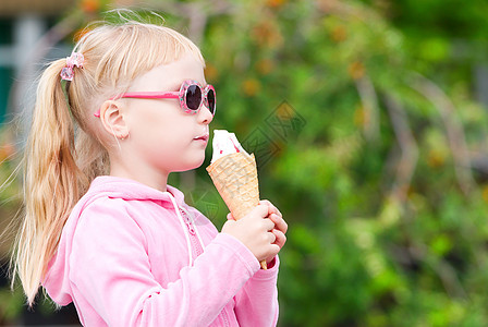 吃冰淇淋的小女孩 吃冰淇淋的小女孩垃圾喜悦食物婴儿金发乐趣甜点童年小吃女性图片
