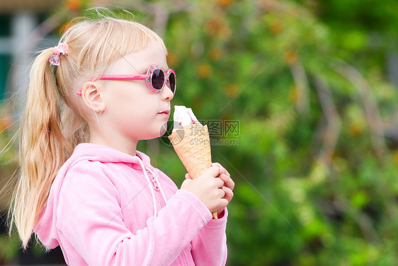 吃冰淇淋的小女孩 吃冰淇淋的小女孩垃圾喜悦食物婴儿金发乐趣甜点童年小吃女性图片
